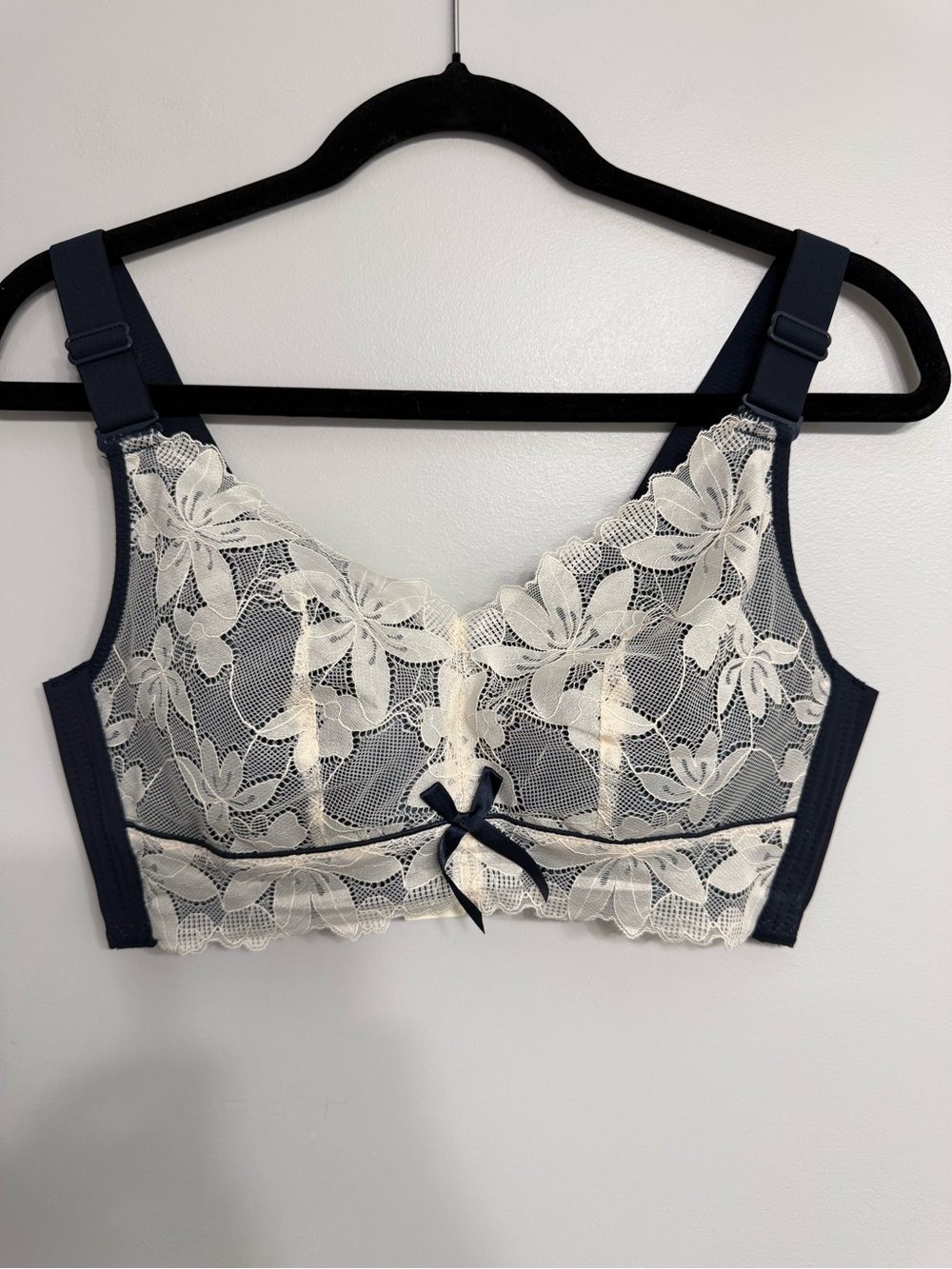 Agnes Orinda Navy and Cream Lace Full-Coverage Bra with Supportive Straps